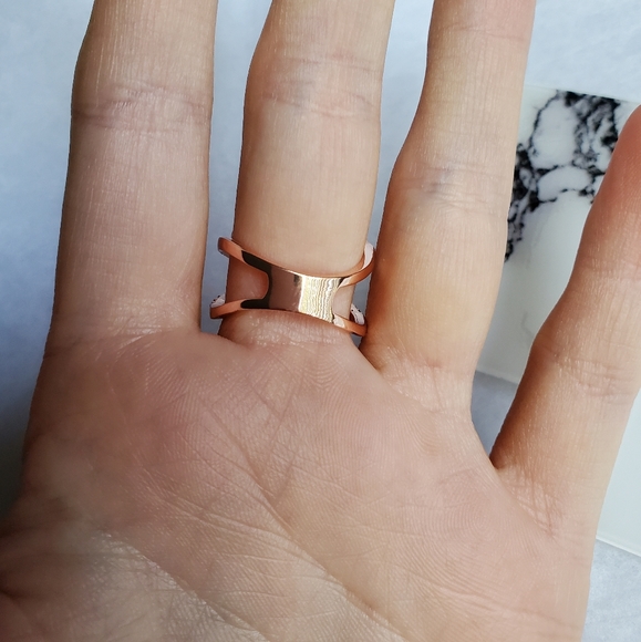 New Charm Butterfly Rose Gold Ring - Picture 4 of 6